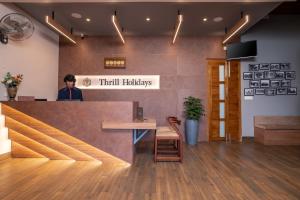TV a/nebo společenská místnost v ubytování THRILL HOLIDAYS MUNNAR
