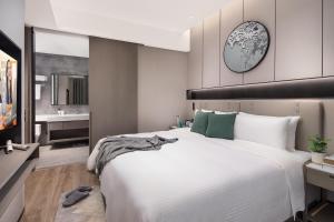Postel nebo postele na pokoji v ubytování Somerset Daxing Beijing