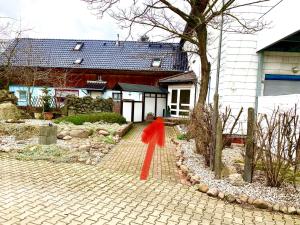 a red frisbee in the middle of a yard at #WORLD Ferienwohnung Schkeuditz in Schkeuditz