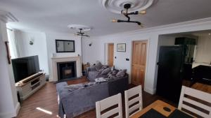 uma sala de estar com um sofá e uma lareira em Grade II Listed House in the Lake District - Perfect deployment location for Coast to Coast cyclists & hikers em Whitehaven