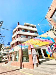 un magasin dans une rue de la ville avec un bâtiment dans l'établissement Empathy Guesthouse, à Daegu