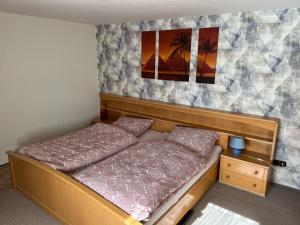 - une petite chambre avec un lit et une table de nuit dans l'établissement Bergmannsruh OG, à Clausthal-Zellerfeld