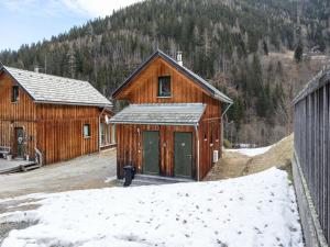 Stadl an der Mur的住宿－Holiday home in Styria with balcony，地面上大木谷仓,下雪