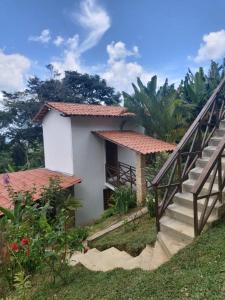 Una casa con escaleras que conducen a ella. en CASINHA DA SERRA, en Baturité