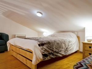 - une chambre avec un grand lit et un cadre en bois dans l'établissement Appartement Brides-les-Bains, 3 pièces, 6 personnes - FR-1-512-10, à Brides-les-Bains