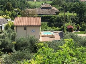 a small house with a swimming pool in a yard at B&B IL RICCIO in Costermano