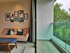 Una sala de estar con un sofá y una ventana grande. en Humble Abode Luxury Suite 2-4pax Geo38 Genting Free WiFi, en Genting Highlands