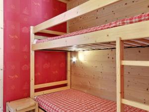 Appartement La Plagne, 2 pièces, 5 personnes - FR-1-455-67にある二段ベッド