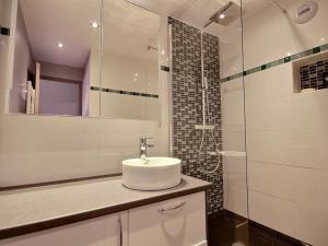 Um banheiro em Appartement La Plagne, 2 pièces, 6 personnes - FR-1-455-51