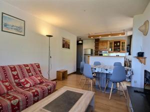 Appartement La Plagne, 2 pièces, 5 personnes - FR-1-455-16にあるシーティングエリア