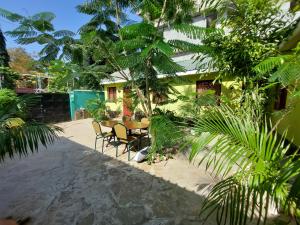 une table et des chaises devant une maison dans l'établissement Amarossi Elephant-One Bedroom Apartment,Mtwapa, à Mtwapa