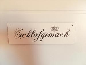 a sign for a wedding with a crown on it at Einzigartige Ferienwohnungen mit 3 und 2 Schlafzimmern in Ober-Lembach