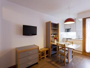 eine Küche und ein Esszimmer mit einem Tisch und einem Esszimmer in der Unterkunft Studio Brides-les-Bains, 1 pièce, 4 personnes - FR-1-512-54 in Brides-les-Bains