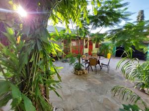 une terrasse avec une table, des chaises et des plantes dans l'établissement Amarossi Elephant-One Bedroom Apartment,Mtwapa, à Mtwapa
