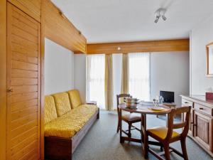 a living room with a table and a couch at Studio Brides-les-Bains, 1 pièce, 4 personnes - FR-1-512-215 in Brides-les-Bains