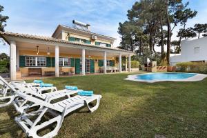 Bazén v ubytování Family Friendly Villa Aroeira Golf nebo v jeho okolí