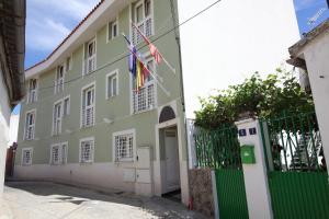 un bâtiment avec des drapeaux sur son côté dans l'établissement Hostal Campo Real Bed&Breakfast, à Campo Real