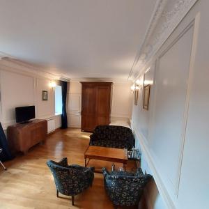 TV a/nebo společenská místnost v ubytování Les Chambres du Château du Rozel