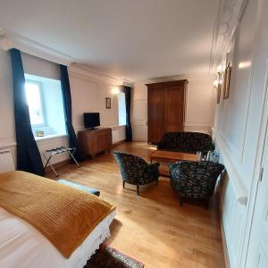 Posezení v ubytování Les Chambres du Château du Rozel