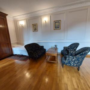 Posezení v ubytování Les Chambres du Château du Rozel