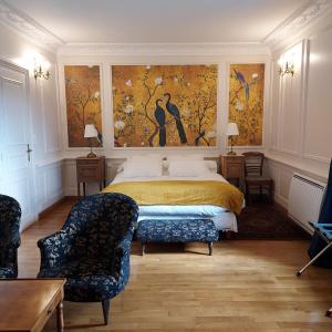Un pat sau paturi într-o cameră la Les Chambres du Château du Rozel
