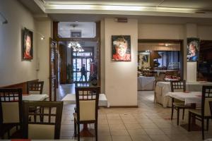 jadalnia ze stołami i krzesłami w restauracji w obiekcie Hotel Domus w mieście Maranello