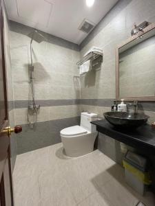 un baño con inodoro y lavabo en Y Linh Hotel, en Quy Nhon