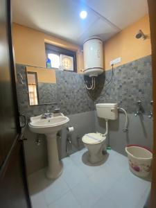 Bathroom sa Redeem Cafe & Homestay