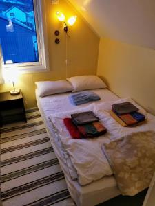 Łóżko lub łóżka w pokoju w obiekcie Lyngen Arctic View