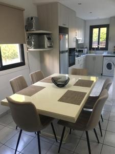 a kitchen with a wooden table with chairs and a tableasteryasteryasteryasteryastery at Villa Anna Maria in Coral Bay