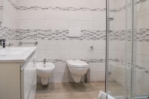 łazienka z toaletą, umywalką i prysznicem w obiekcie Hotel Domus w mieście Maranello +20 zdjęć