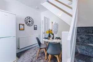 - une salle à manger avec une table et deux chaises dans l'établissement Bright 2-bed cottage in Chester by 53 Degrees Property, ideal for Couples & Small groups, City Centre - Sleeps 6, à Chester