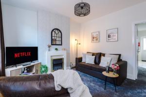 - un salon avec un canapé et une télévision dans l'établissement Bright 2-bed cottage in Chester by 53 Degrees Property, ideal for Couples & Small groups, City Centre - Sleeps 6, à Chester