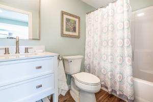 Un baño con inodoro, lavabo y ducha. en The Willows, en Waynesville 22 fotos más
