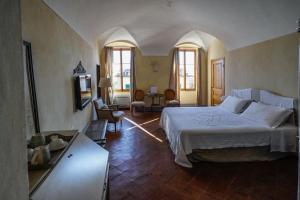 a bedroom with a large bed in a room at Dormiusa in Bordighera