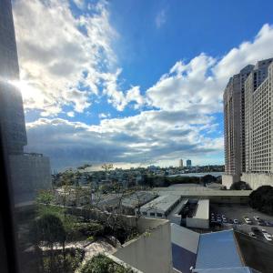 een uitzicht op de stad vanuit een gebouw bij Andy's Place One Eastwood Tower 1 in Manilla