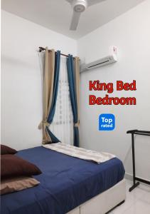 sypialnia z łóżkiem typu king-size i niebieskim kocem w obiekcie AZ Homestay Bertam Perdana With Free Wifi w mieście Kepala Batas