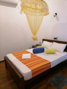 Cama ou camas em um quarto em Ceylonima Home Stay