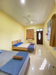 瓜拉丁加奴的住宿－TWIN ROOMSTAY，一间卧室设有两张床和窗户。
