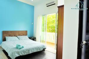 Un dormitorio azul con una cama con un osito de peluche. en Casa Awal B 5BR for 14pax, en Bukit Lada