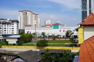 Bukit Lada的住宿－Casa Awal B 5BR for 14pax，城市网球场的景色