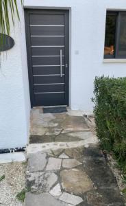 una puerta negra en un lado de una casa en Villa Anna Maria, en Bahía de Coral