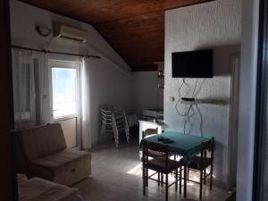 a living room with a green table and chairs at Apartments Roza in Herceg-Novi