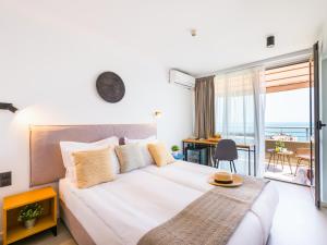 Schlafzimmer mit einem Bett und Meerblick in der Unterkunft Hotel Excelsior - All Inclusive in Goldstrand
