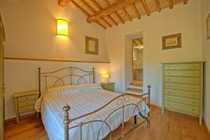 A bed or beds in a room at Villa Panizzi by PosarelliVillas Még 19 kép