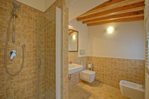 A bathroom at Villa Panizzi by PosarelliVillas