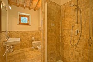 A bathroom at Villa Panizzi by PosarelliVillas