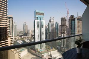 Nespecifikovaný výhled na destinaci Dubaj nebo výhled na město při pohledu z apartmánu