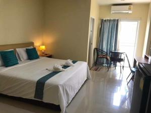 - une chambre avec un lit et des serviettes dans l'établissement Connect Apartment, à Nakhon Ratchasima