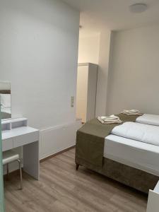 una camera con letto, mobile bagno con lavabo e di E&B Apartments Korb a Korb